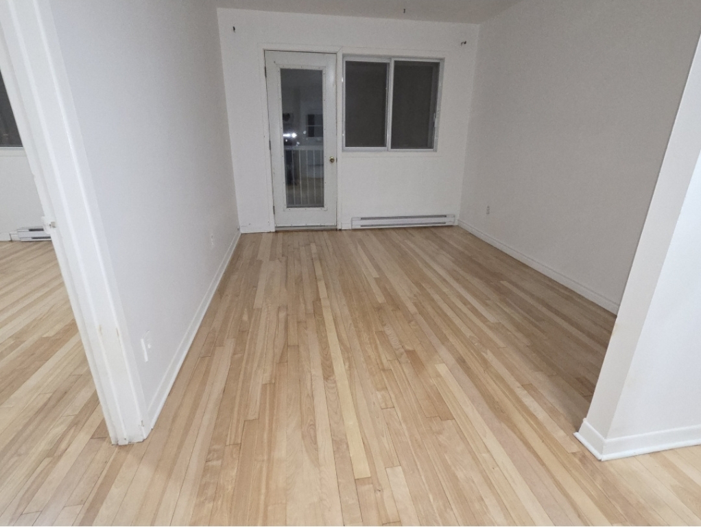 Grand 41/2 Entièrement Rénové | 3225563