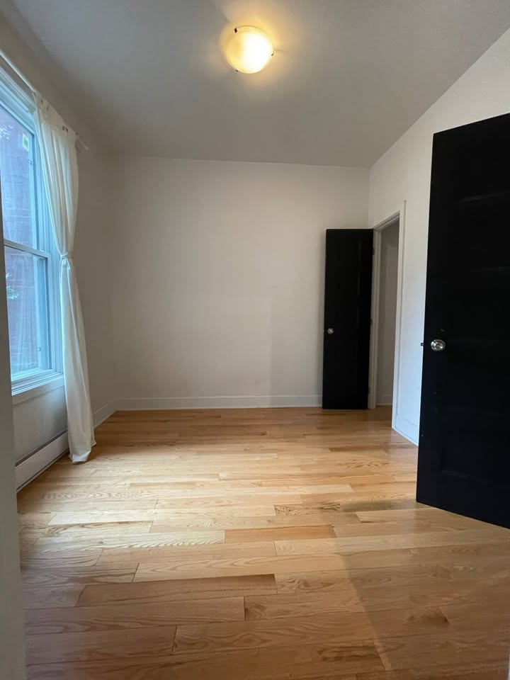 Ville-Marie - 4 1/2 Avec Parking + Cour | 3225615