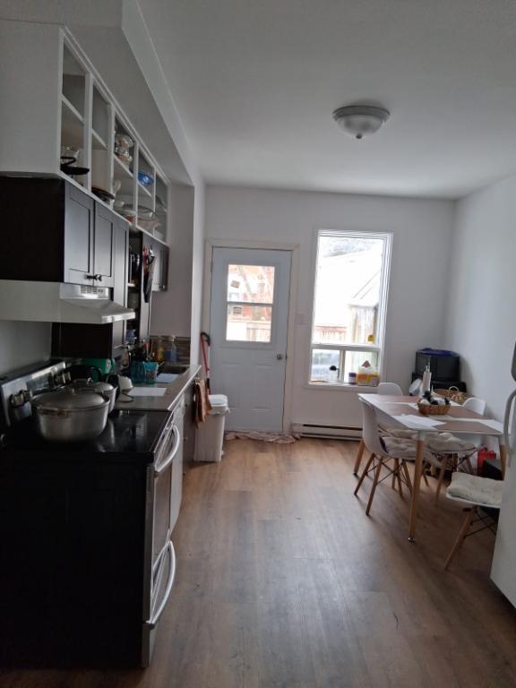 3 chambres, 1 salle de bain et 1 double salon, grande cuisine, entrée indépendantes | 3225716