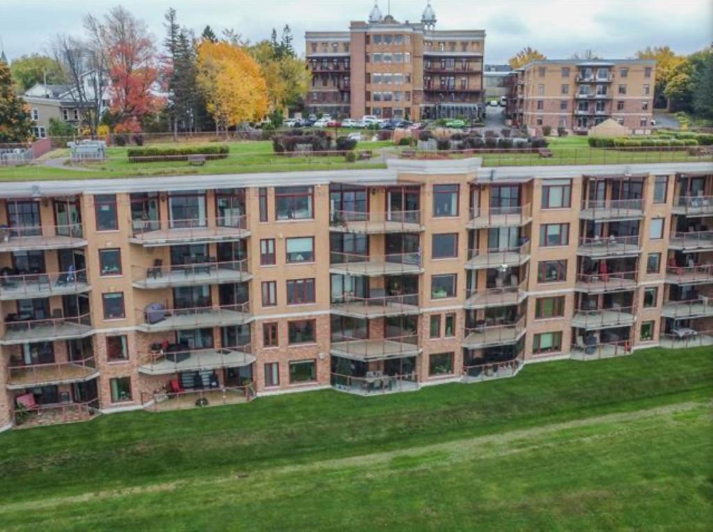 Grand 4 1/2 - Vue sur le fleuve et le Château Frontenac - 1225 pc | 3225736