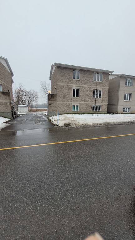 Grand 4 1/2 Sans Voisin Arrière | 3225778