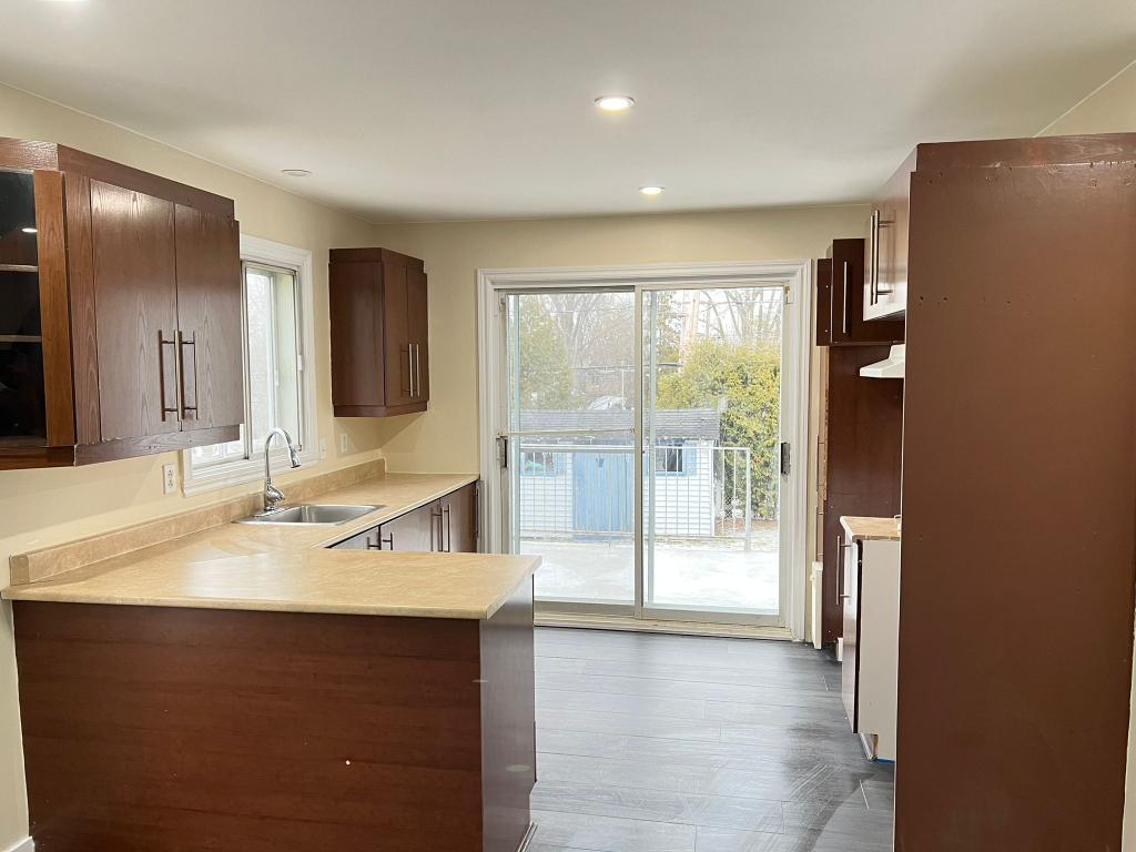 5 ½ entièrement rénové sur 2 niveaux – Quartier paisible – 2 stationnements – Disponible maintenant Situé au 611 rue Gérard-Proulx à Saint-Eustache, | 3226384