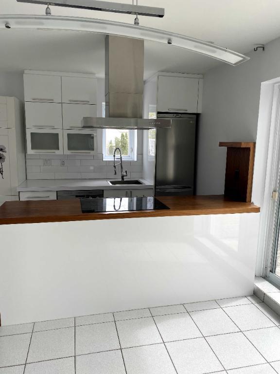 Condo en Beton 4 1/2 semi-meublé | 3226396