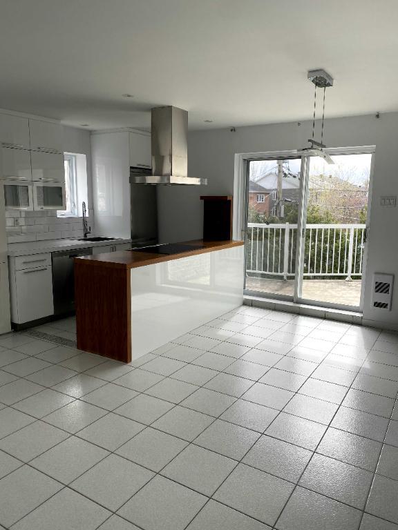 Condo en Beton 4 1/2 semi-meublé | 3226396