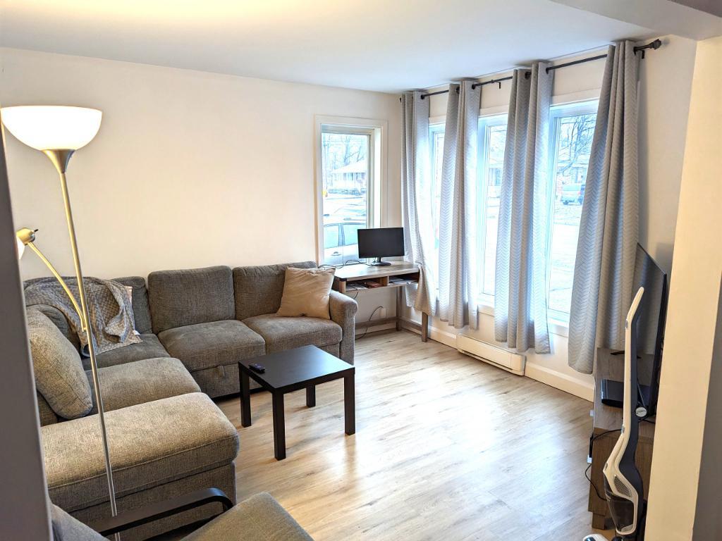 5 ½ sur 2 étages – Entièrement Rénové – Disponible Juillet 2026 | 3226426