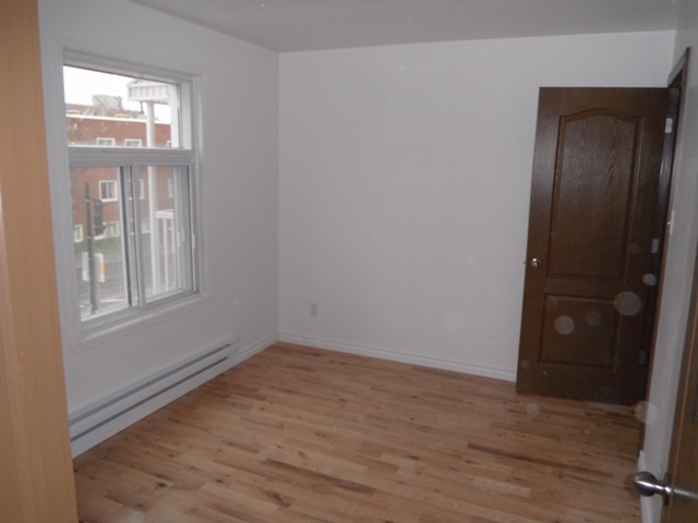 Grand 3 1/2 à 2 Minutes De Petite-Italie | 3226725