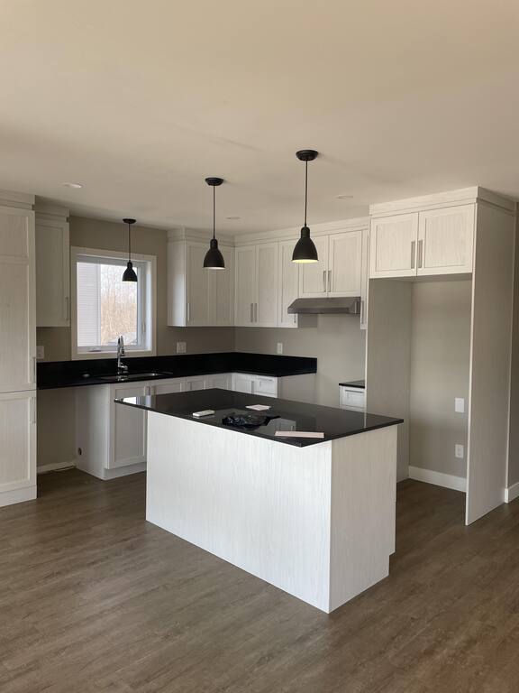 Grand Et Luxueux 5 1/2 Rock Forest | 3226981