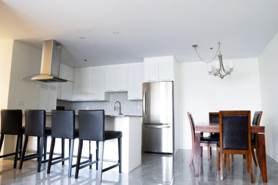 Condo 100% rénové, vue sur fleuve, électos, garage clim. piscine | 3227318