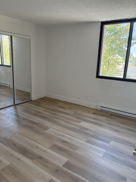 LAVAL 4 1/2 - CHAUFFÉ, BÉTON- ASCENSEUR | 3227374