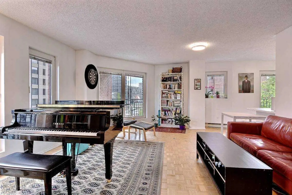 Downtown/McGill- 3 1/2 Corner Unit Condo | 3227756