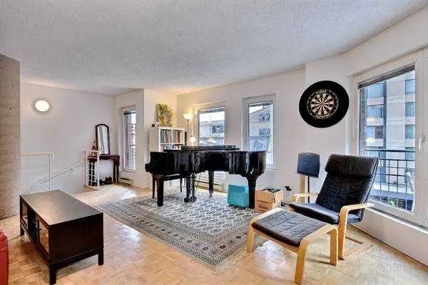 Downtown/McGill- 3 1/2 Corner Unit Condo | 3227756