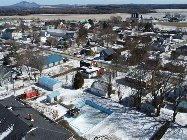 Wotton (Estrie) : Terrain de 32 539 pi2, idéal pour multilogements, deux entrées, près des services | 3229143