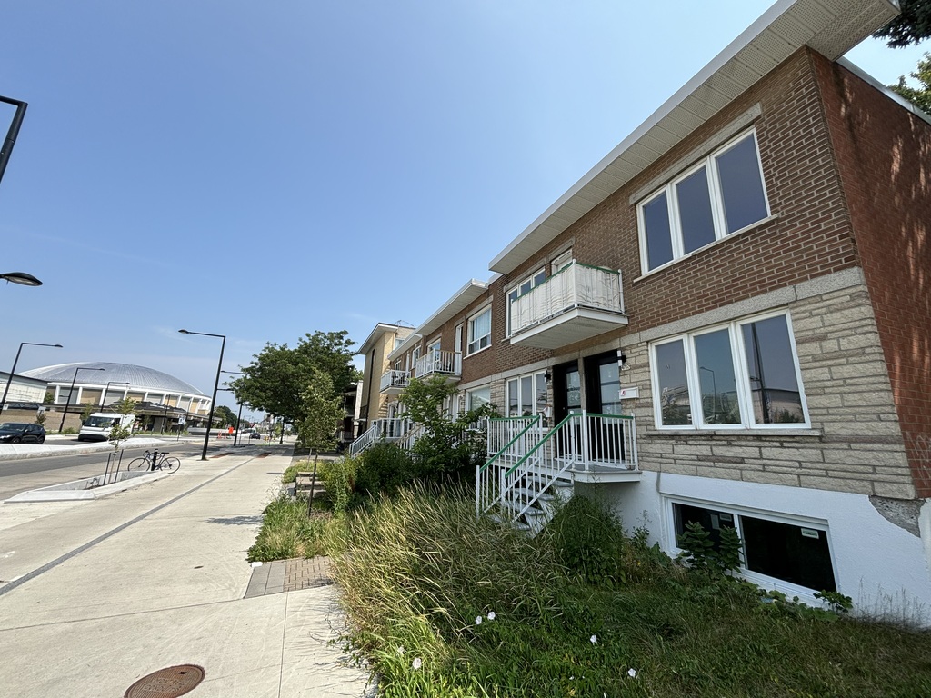 SPACIEUX 2 1/2 à Côté Du MÉTRO VIAU | 3228543