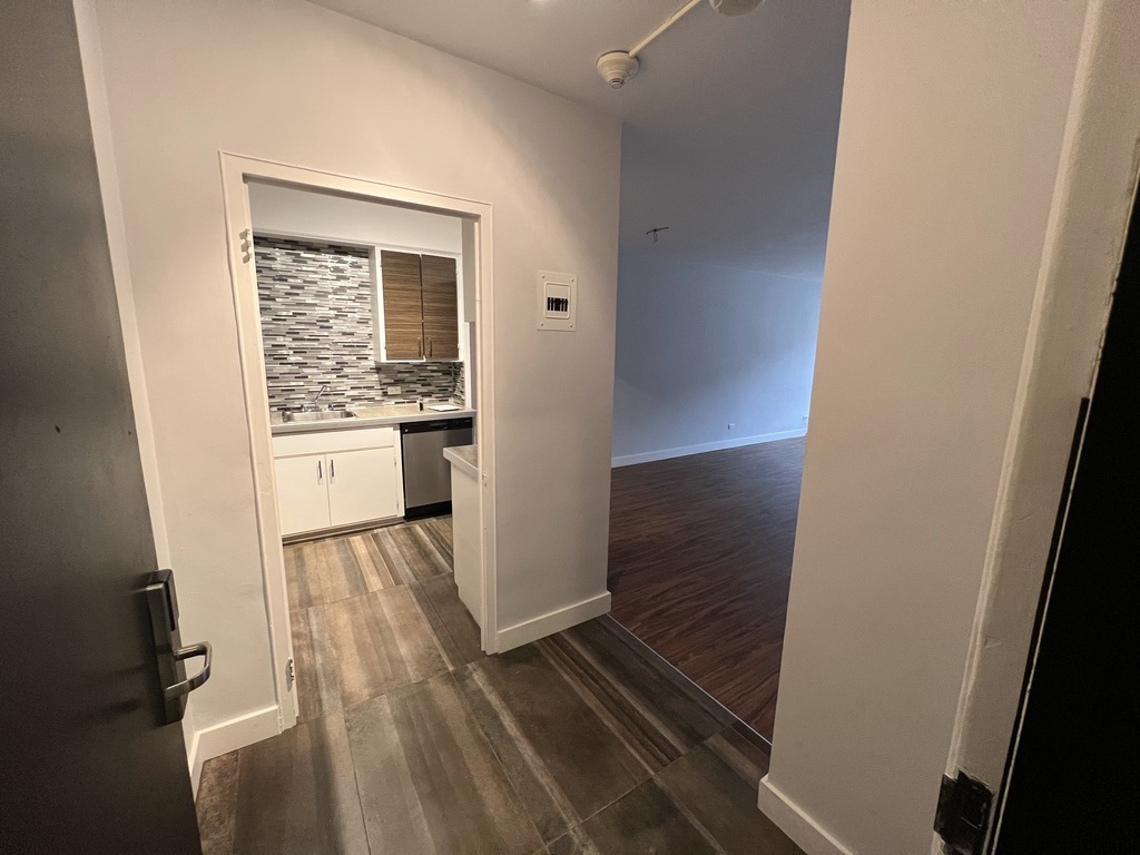 Grand 3 1/2 Au Centre-Ville - 1m GRATUIT | 3228649