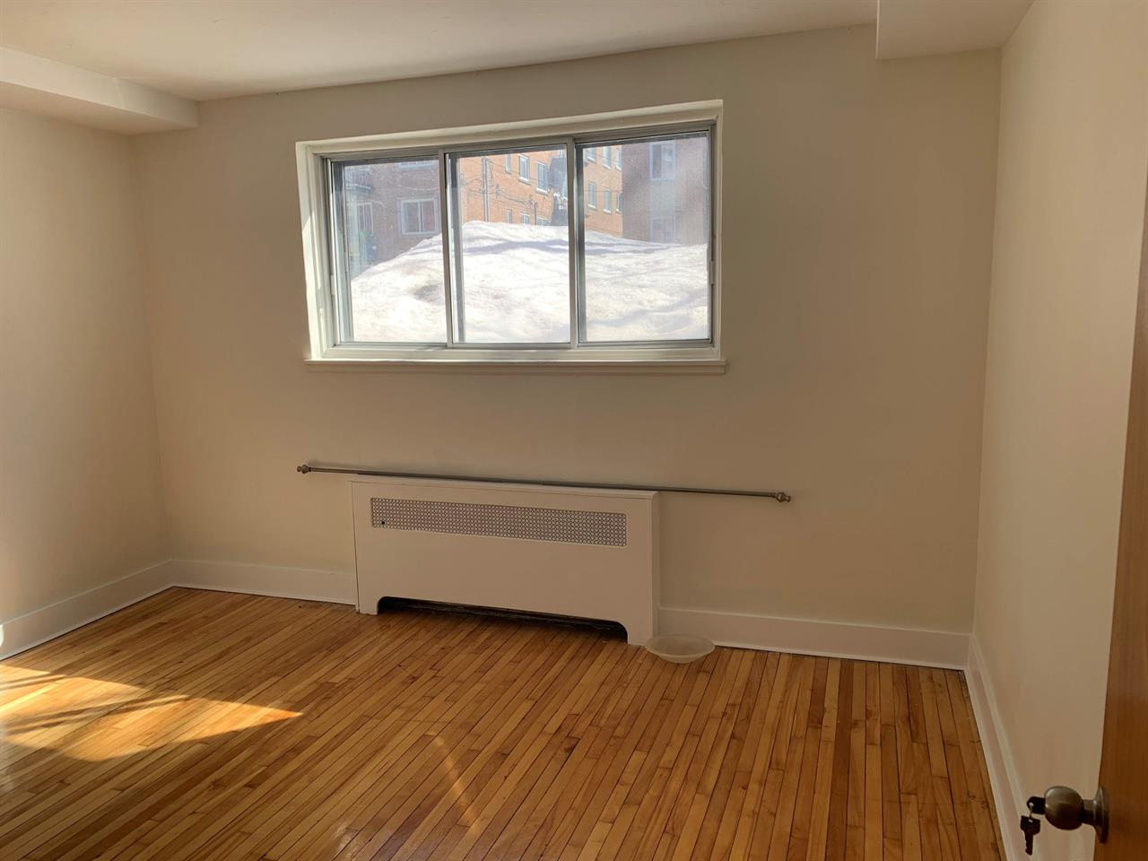 Superbe 4 ½ Rénové Avec Grandes Fenêtres | 3229516