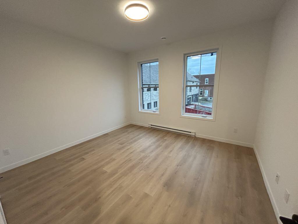 MAGNIFIQUE 5 1/2 - 1er JUILLET - TRIPLEX - 2 STATIONNEMENTS | 3229729