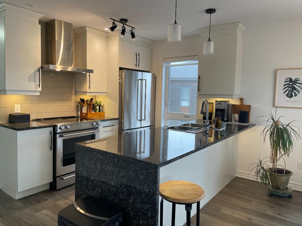 LUXUEUX CONDO 4 ½ - dernière étage (3e)+ GARAGE + Remise – 2050$ | 3229730