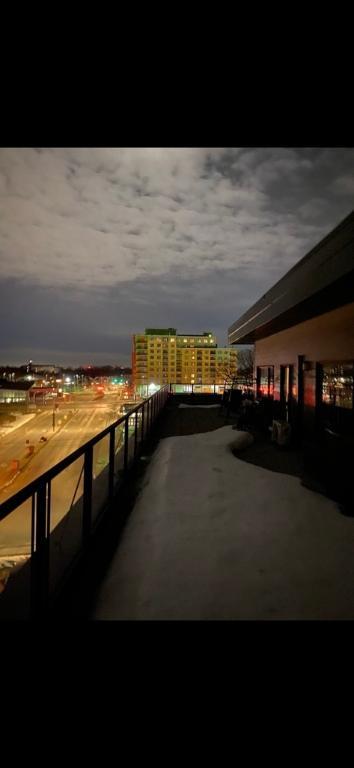 Beau et unique 4 1/2 propre en son genre avec grande terrasse privée+parking interne plus borne de recharge pour auto électrique à partir du 1ier mai. | 3229732