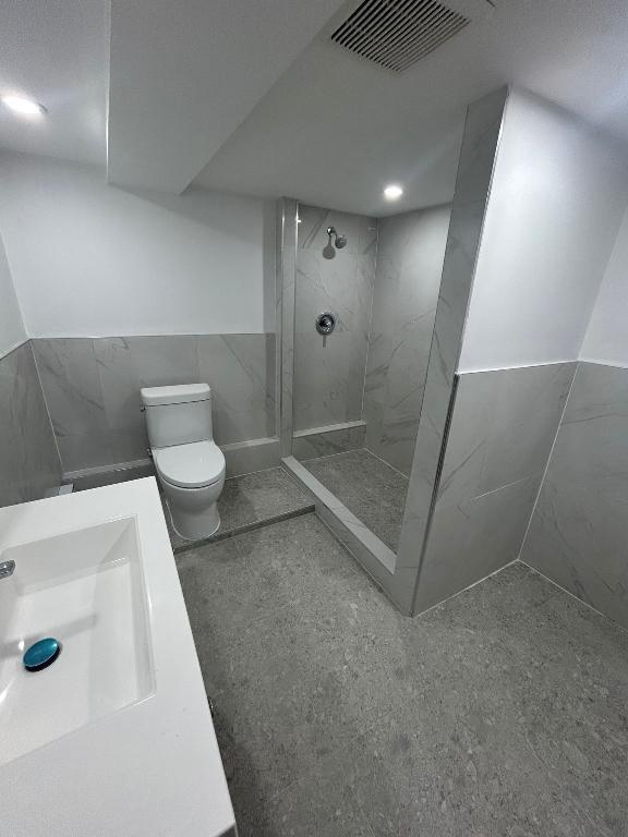 Très grand logement à louer sur deux étages dans un triplex au bord de l'eau | 3229735