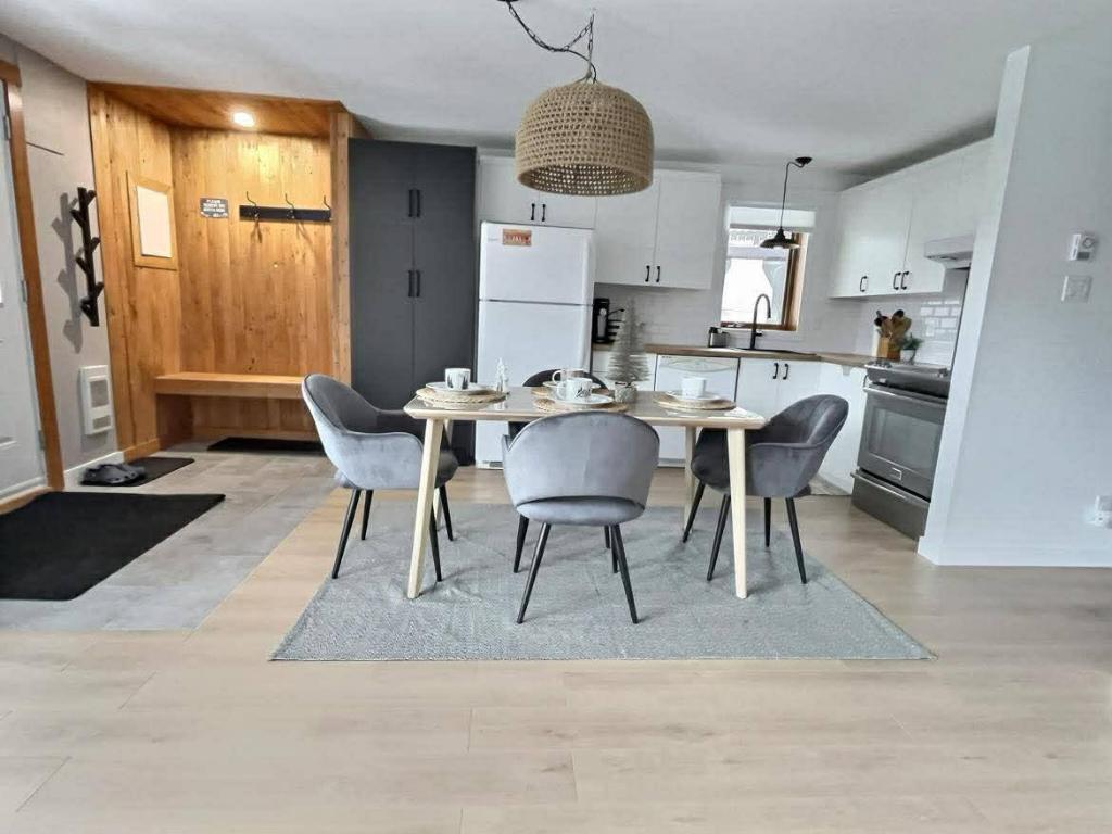 Chalet meublé Mont Sutton – 2 chambres + spa – Location 31 jours et + | 3229737