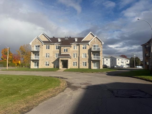 Logement St-Jerome - 4.5 pièces - Secteur Lafontaine - Très tranquille et sécuritaire - Logement du milieu - En face du tennis - | 3229936