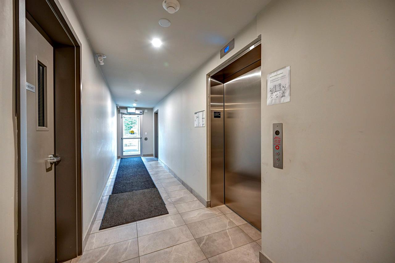 Superbe Unité De Coin Très Lumineux Au 4iem étages Ascenseur ! | 3230677