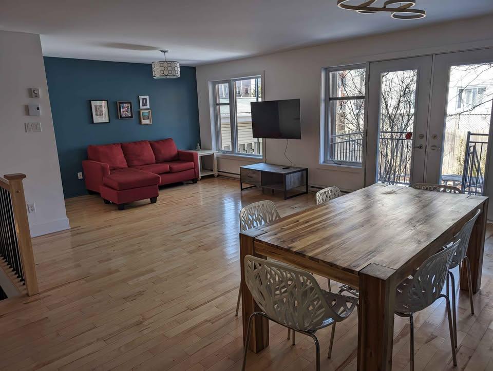 Condo 2 chambres sur 2 étages entièrement meublé – Verdun – tout inclus – stationnement extérieur – 5 min du métro | 3230751