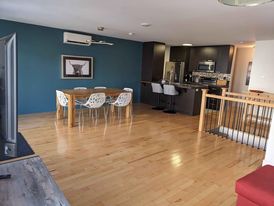 Condo 2 chambres sur 2 étages entièrement meublé – Verdun – tout inclus – stationnement extérieur – 5 min du métro | 3230751