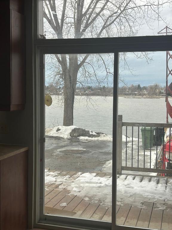 Très grand logement à louer sur deux étages dans un triplex au bord de l'eau | 3231592