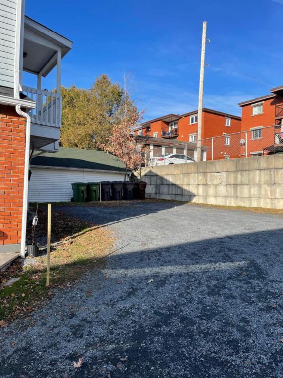 Joli 11/2 devant un parc | 3232516