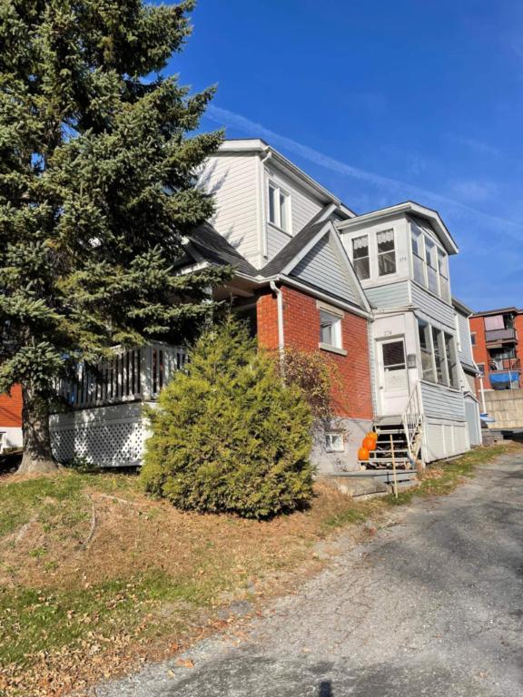 Joli 11/2 devant un parc | 3232516