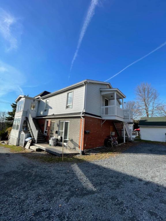 Joli 11/2 devant un parc | 3232516