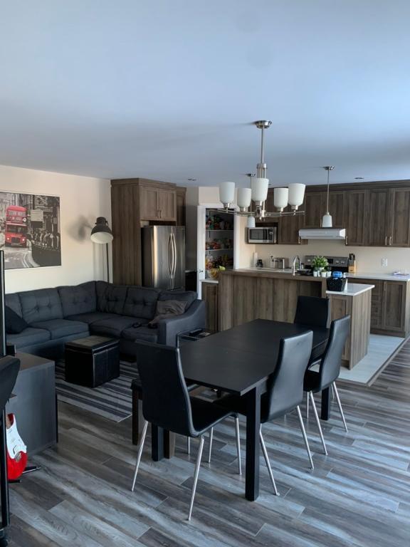 🏡 Superbe 5½ sur deux étages avec vue sur la rivière – Saint-Hyacinthe (secteur Douville) | 3232595