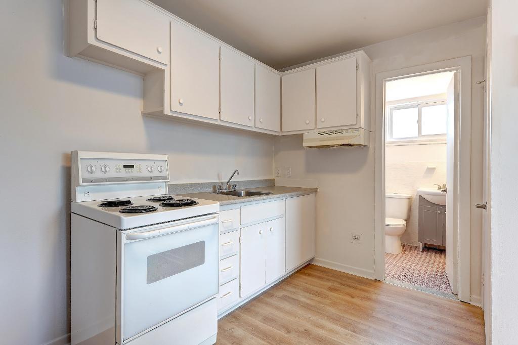 3 1/2 au pied de la gare de train à Ste-Thérèse - Juillet - Internet inclus | 3233495