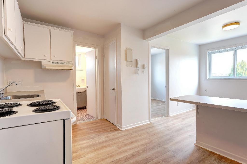 3 1/2 au pied de la gare de train à Ste-Thérèse - Juillet - Internet inclus | 3233495