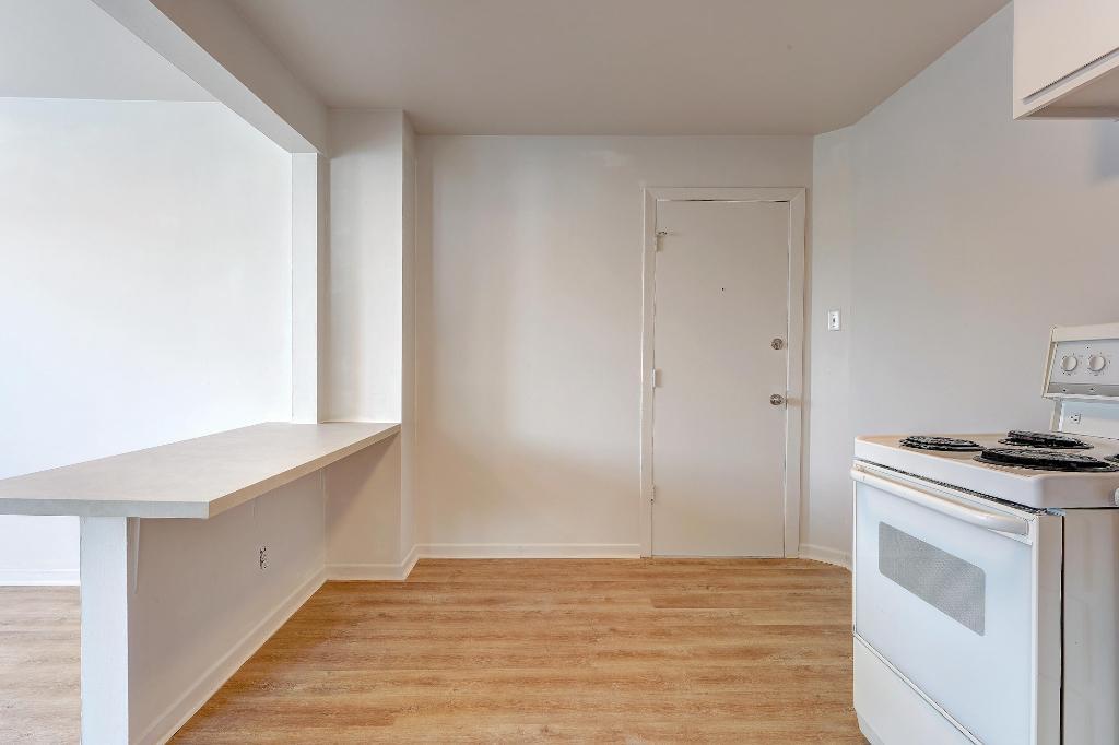 3 1/2 au pied de la gare de train à Ste-Thérèse - Juillet - Internet inclus | 3233495