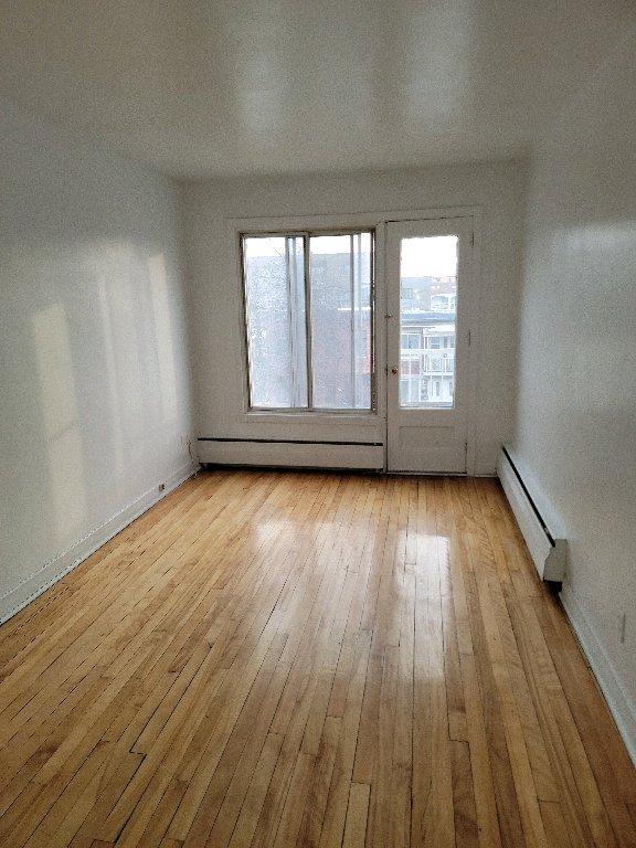 Beau 4 1/2 pour le 1er août, ROSEMONT. chauffage ,eau chaude inclus. | 3233549