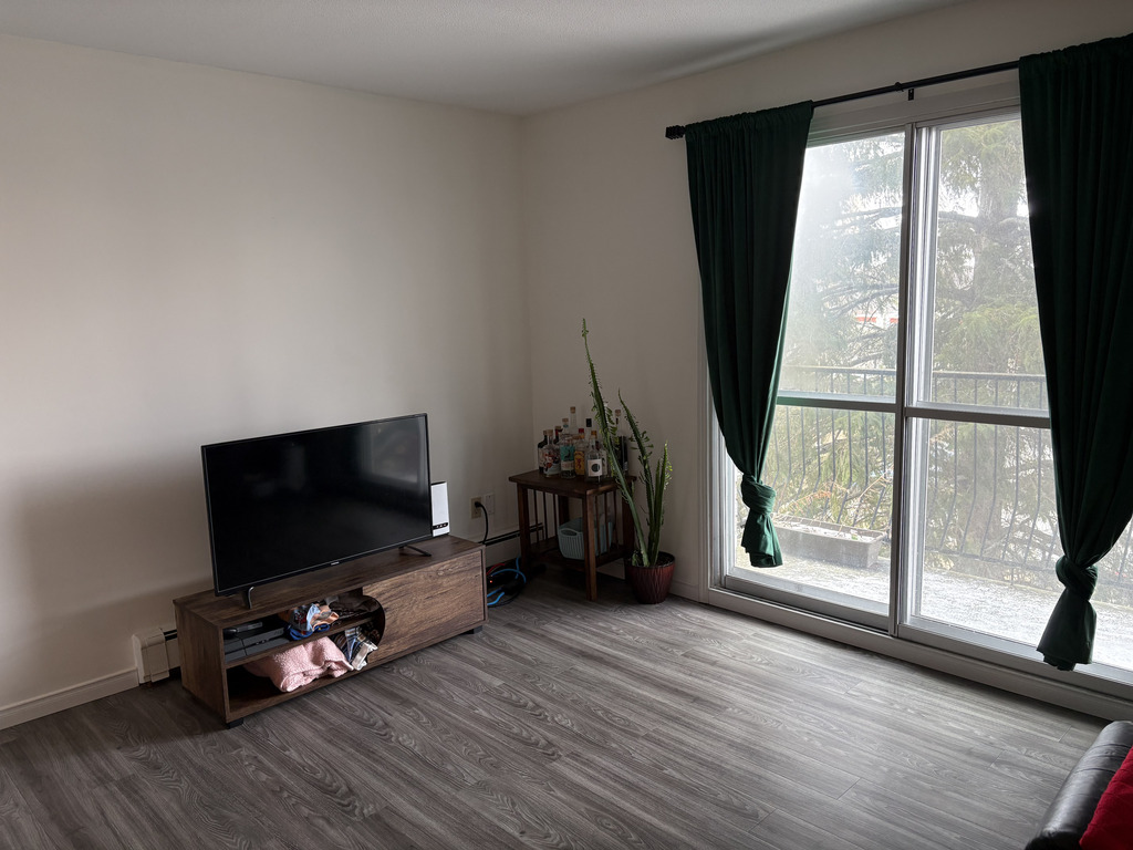 BEAU 4 1/2 | CHAUFFAGE-EAU CHAUDE | 3233733