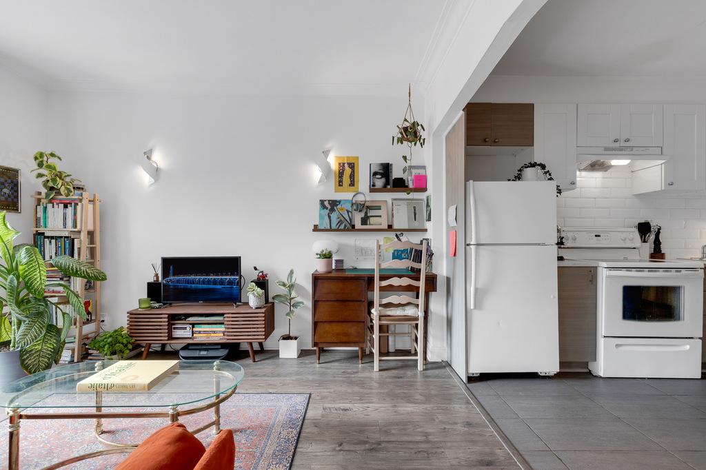 Appartement Renové En Face Du Metro | 3233904