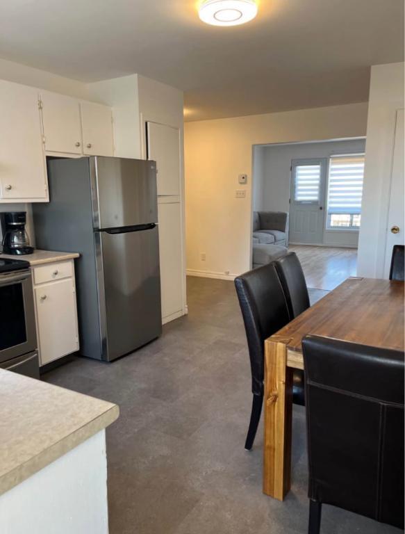 Grand 5 ½ rénové, centre-ville Victoriaville, semi-meuble. | 3234041