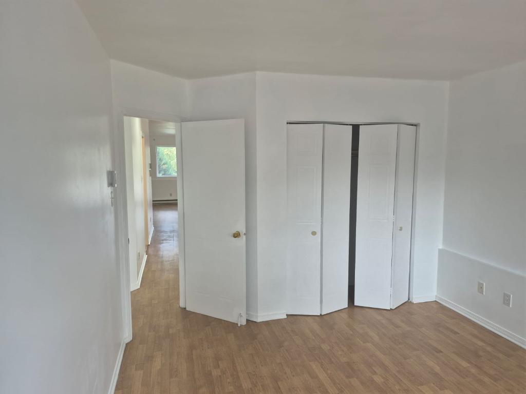 SUPERBE 4 1/2 SUR À LOUER, disponible le 1er juillet, IMPECCABLE. | 3234054