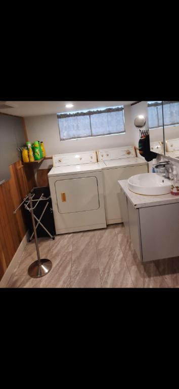 1 1/2 à louer au sous-sol avec entrée indépendante. 740 $/mois. Chauffé, éclairé, Wi-Fi et parking déneigé inclus. Non fumeur. Disponible en Avril. | 3234620