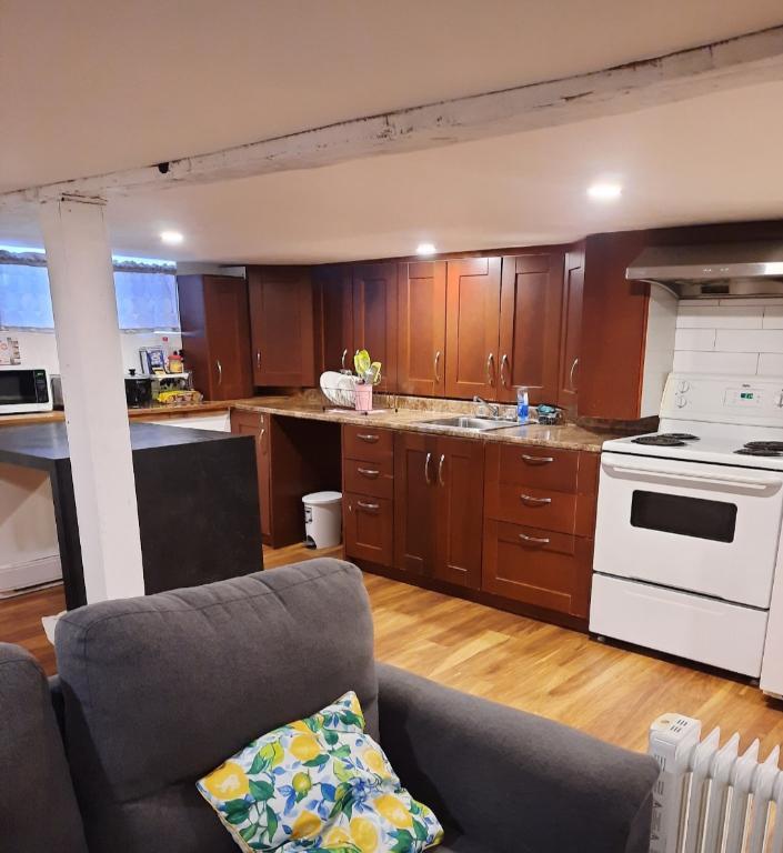 1 1/2 à louer au sous-sol avec entrée indépendante. 740 $/mois. Chauffé, éclairé, Wi-Fi et parking déneigé inclus. Non fumeur. Disponible en Avril. | 3234620