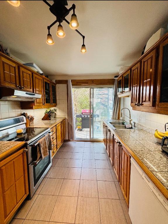 5 ½ lumineux – bas de duplex – cour intime - climatisation – Mercier-Est – 1995 $ / mois | 3234738