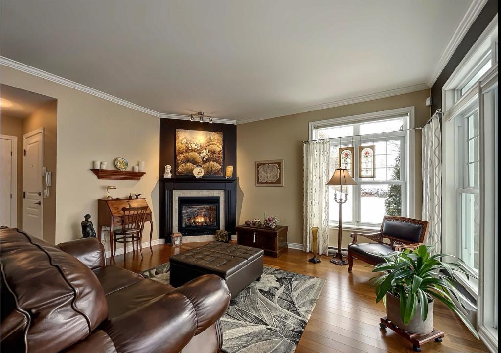 Condo 4½ luxe 1276 pi² – Plain-pied, plafonds 9’, terrasse, vue boisée, foyer, piscine – Avec Electroménager - Animaux OK | 3234774