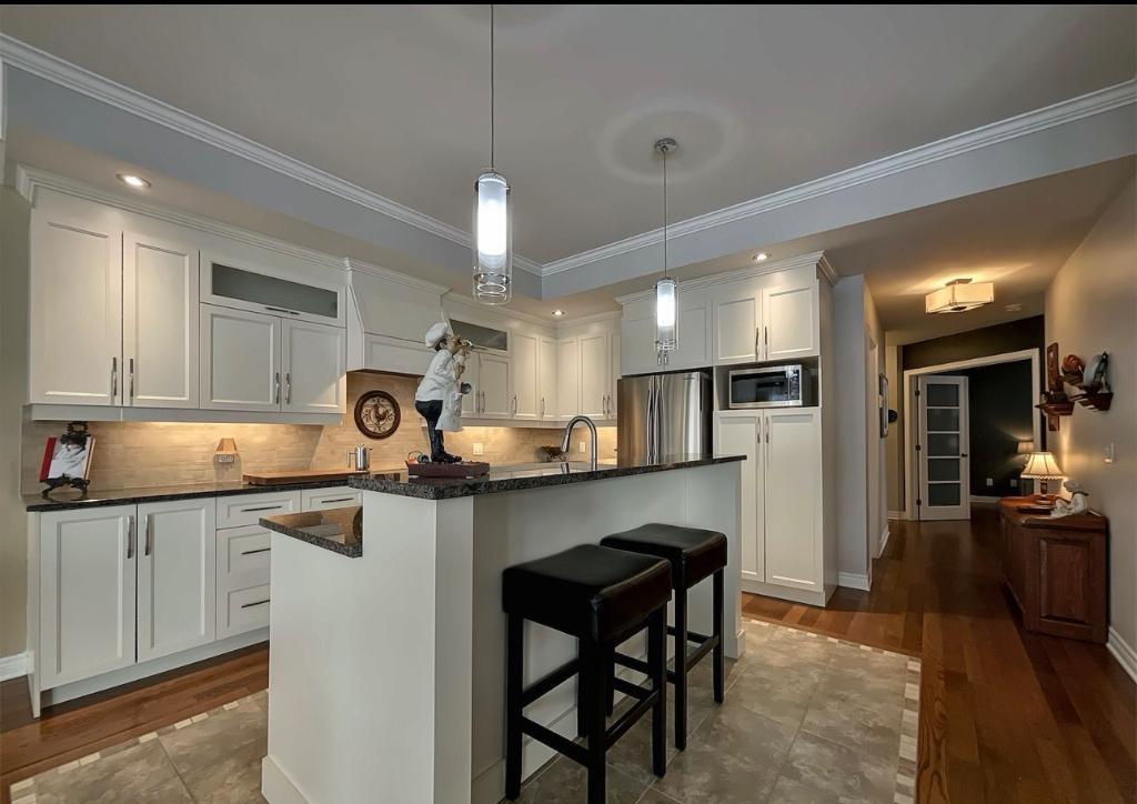 Condo 4½ luxe 1276 pi² – Plain-pied, plafonds 9’, terrasse, vue boisée, foyer, piscine – Avec Electroménager - Animaux OK | 3234774