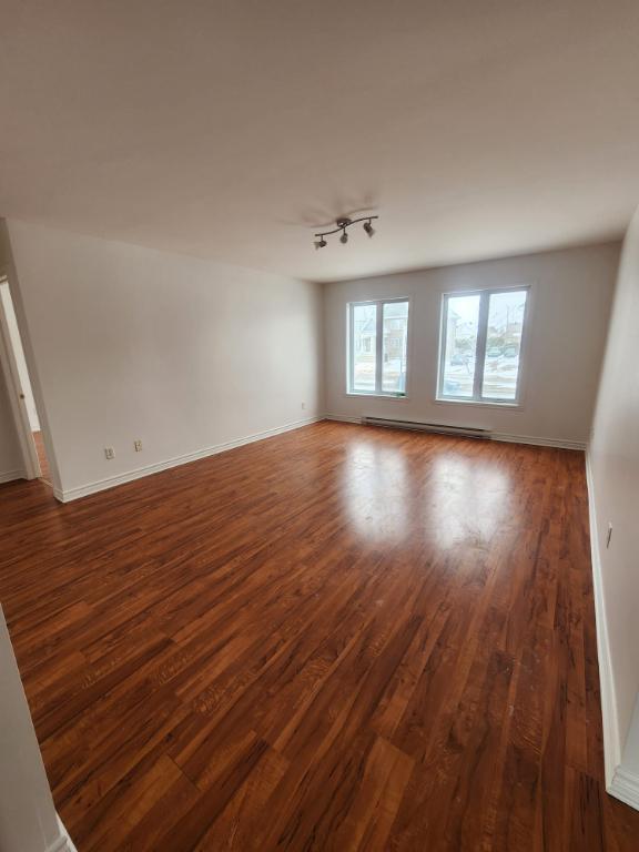 Grand 4 ½ style condo fraichement peinturé Repentigny | 3235230