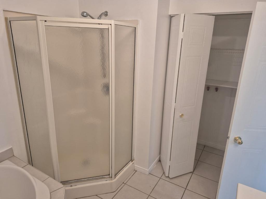 GRAND ET SUPERBE 4 1/2 Style Condo à LOUER au 1er juillet, avec Thermopompe neuve 2025. | 3235638