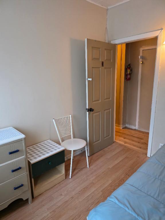 CHAMBRE À LOUER À SAINT-AGATHE-DES-MONTS,PRES DE TOUT LES SERVICES. | 3236364