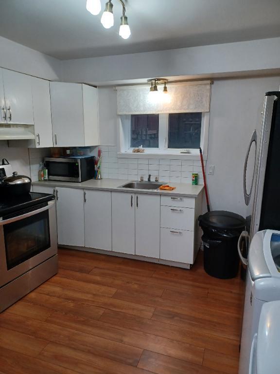 4 1/2 bien éclairé un stationnement entre laveuse sécheuse propre libre en avril negocial selon le locataire qui quitte | 3236398